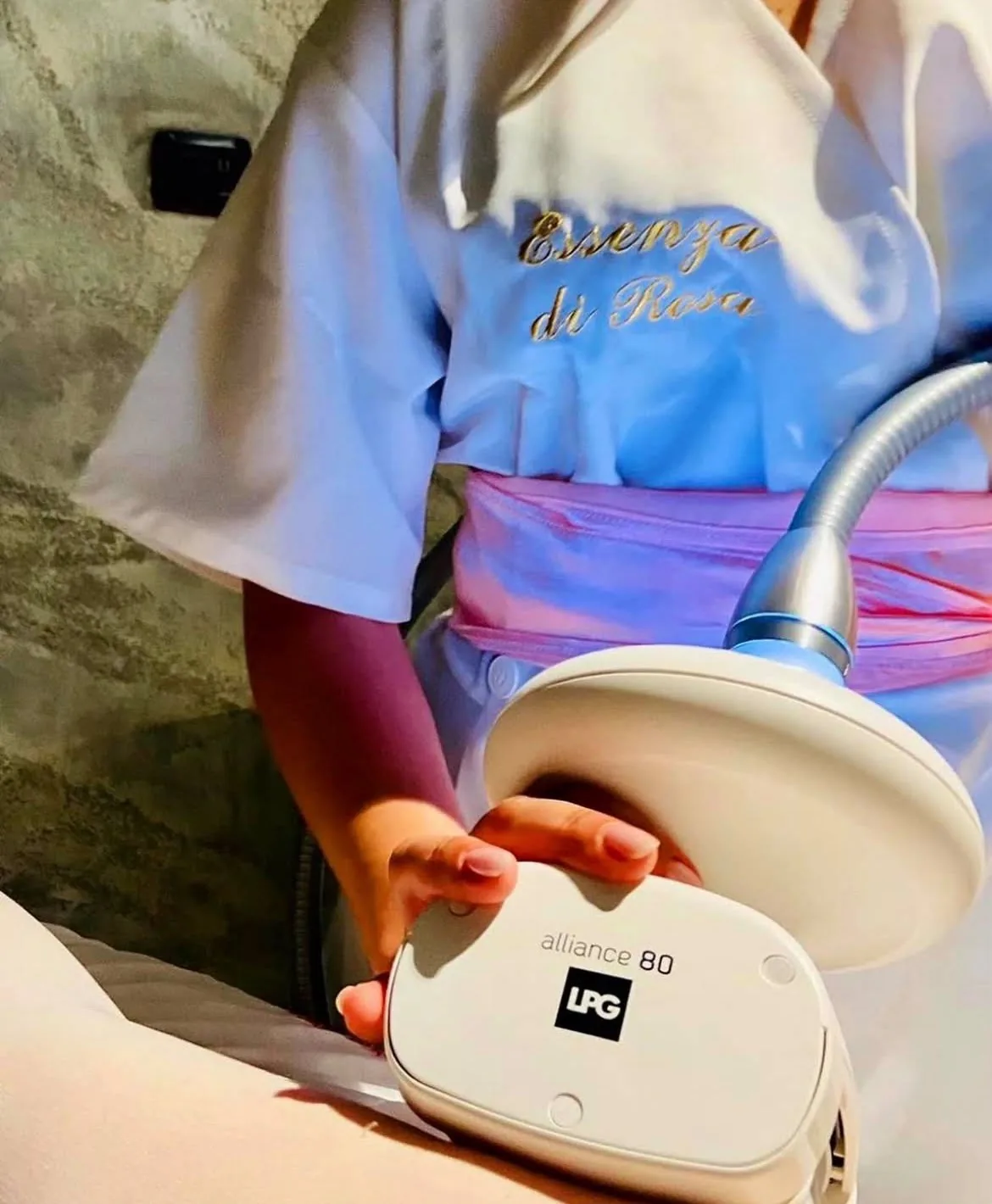 L'operatrice con il manipolo LPG in cabina