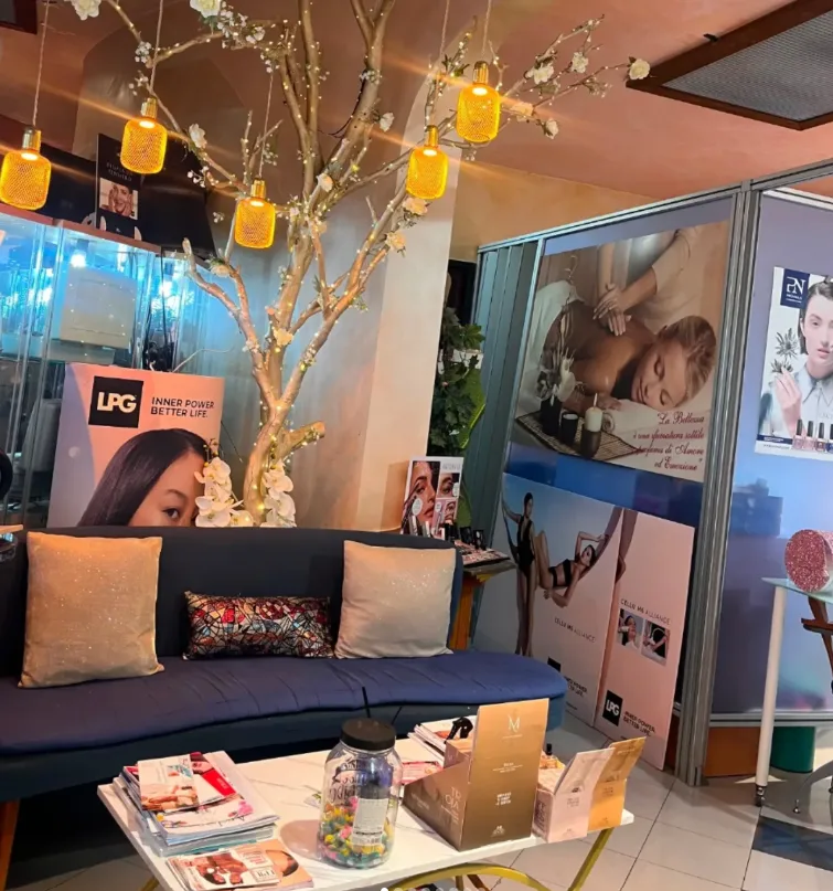 La sala d’attesa del centro, con l’albero fiorito