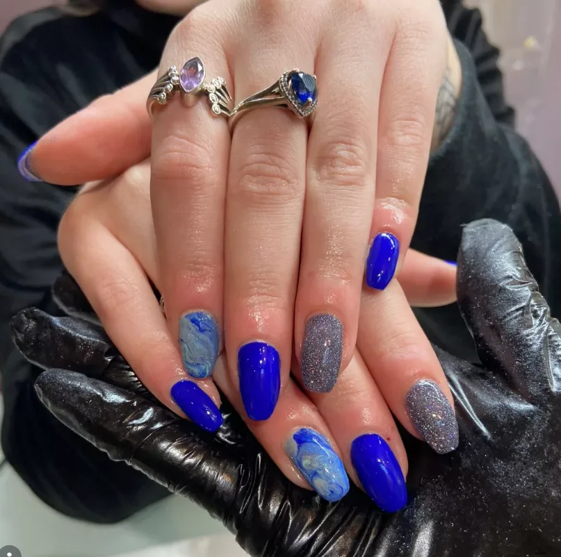 Manicure con semipermanente blu